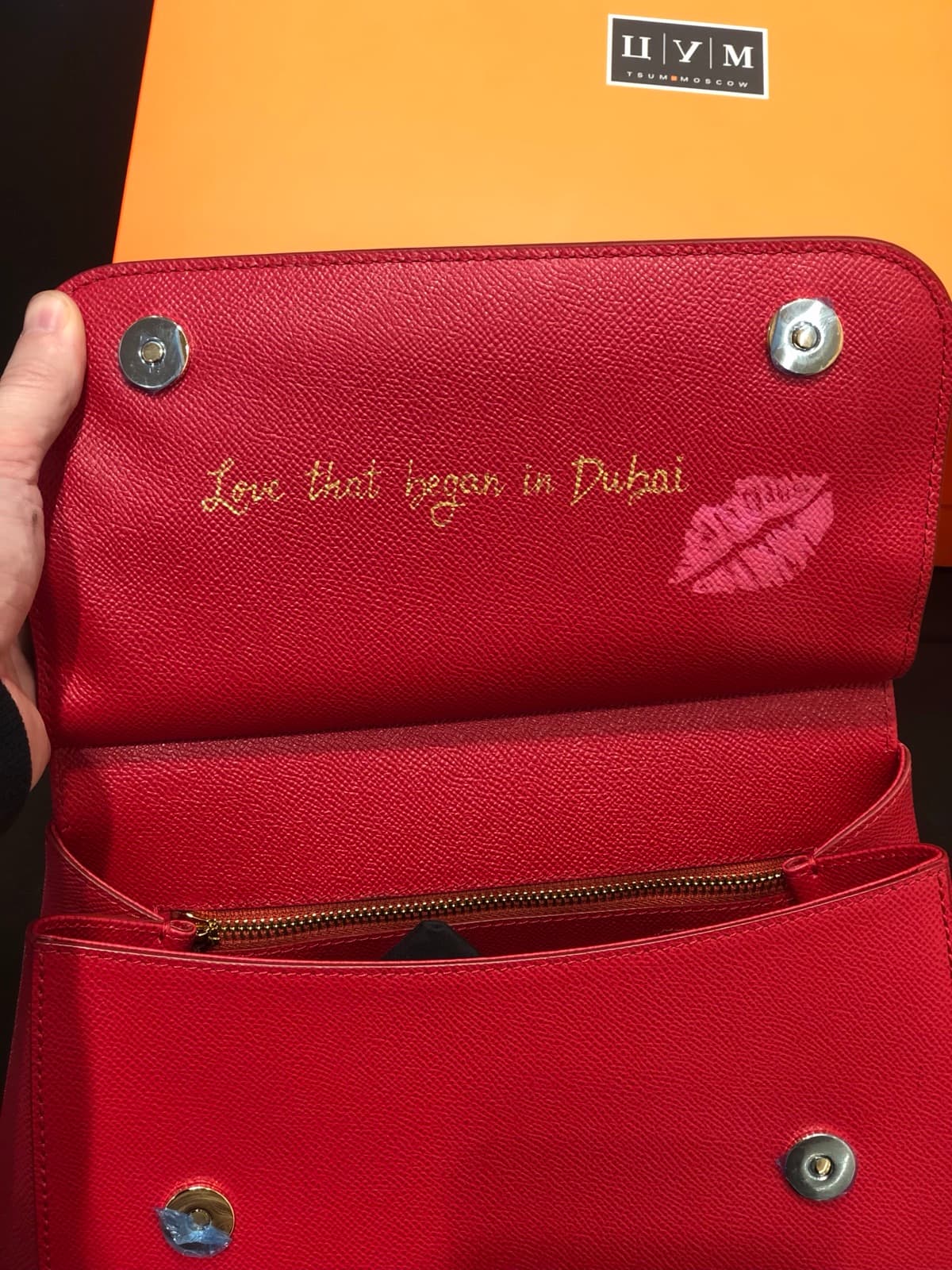Сумка Dolce & Gabbana — леттеринг Love that began in Dubai — кастомизация, ручная роспись Street Wave