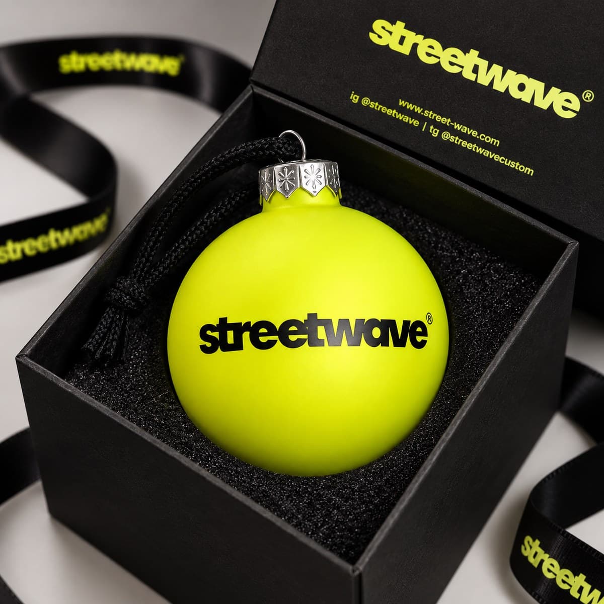 Жёлтый матовый ёлочный шар с логотипом streetwave в чёрной коробке