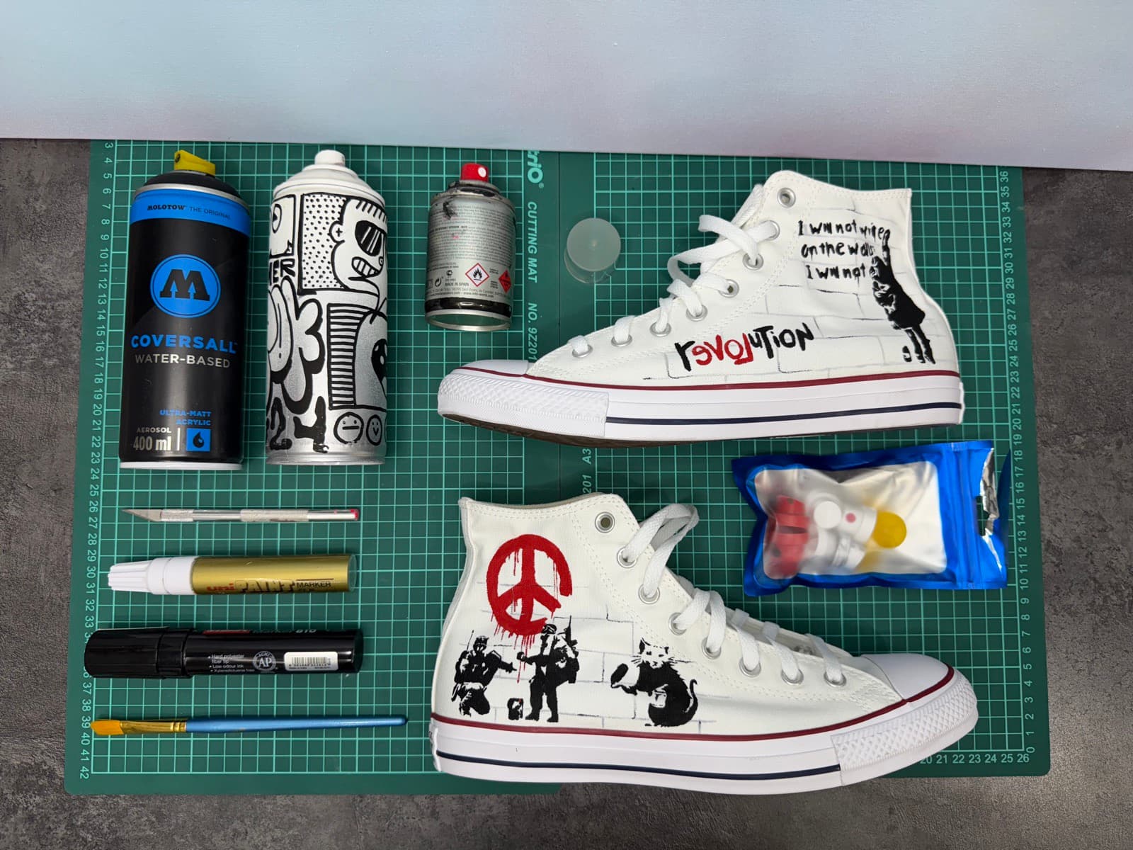 Кастомные кеды Converse Chuck Taylor с росписью в стиле Бэнкси
