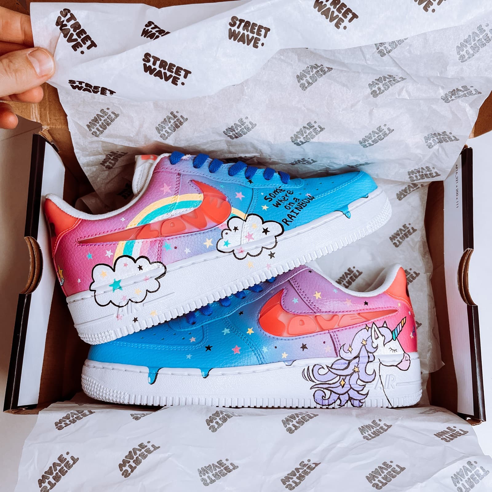 Кастомные кроссовки Nike Air Force 1 с единорогом и радугой