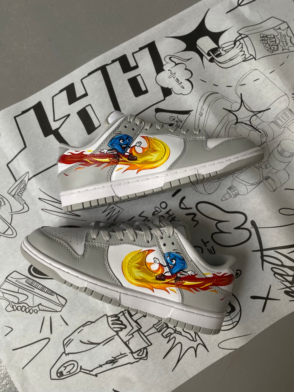 Кастомные кроссовки Nike Dunk Low с локальной росписью огненный персонаж