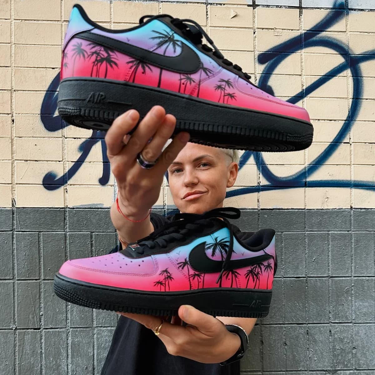Галя Писталетка, основатель Street Wave, с кастомными Nike Air Force 1