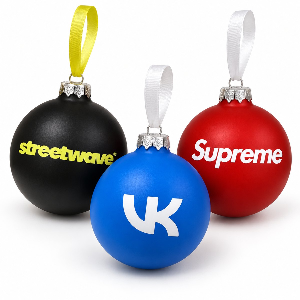 Три ёлочных шара с логотипами streetwave, VK и Supreme на лентах